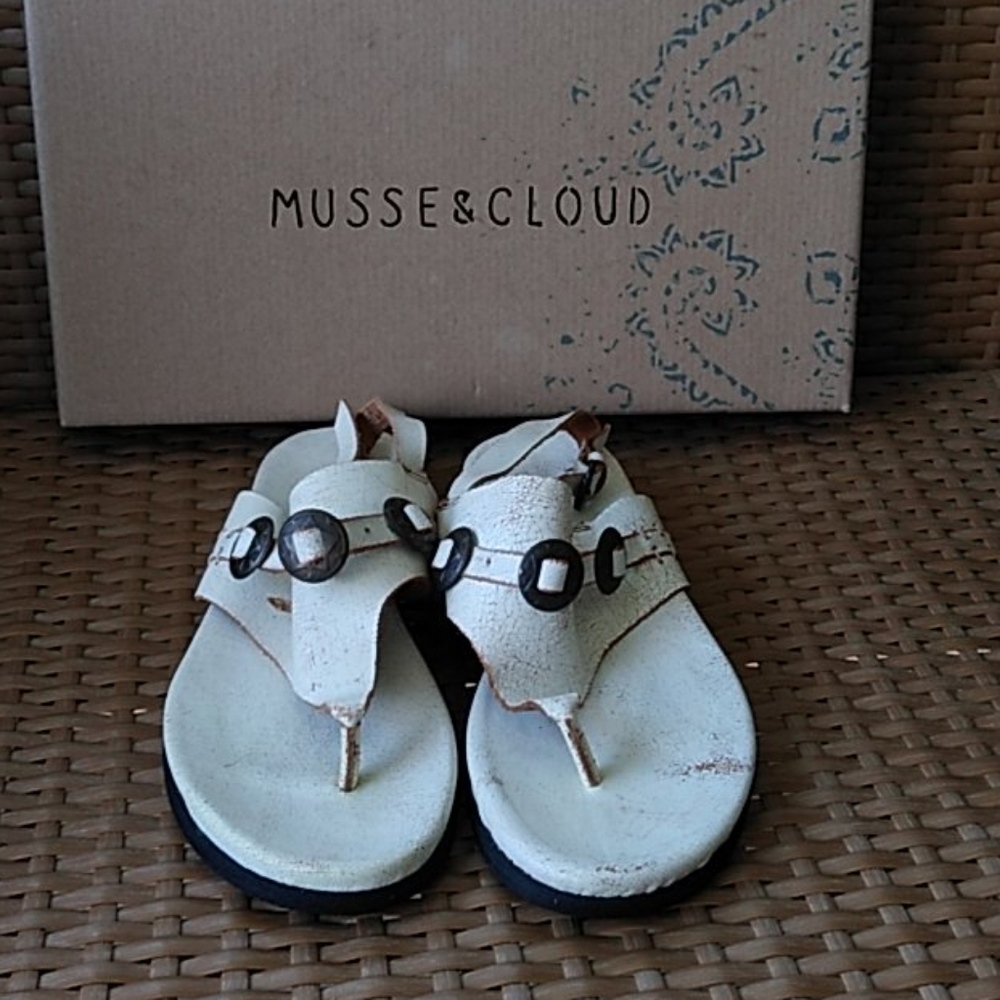 Musse & Cloud rustic white leather flip flops 10